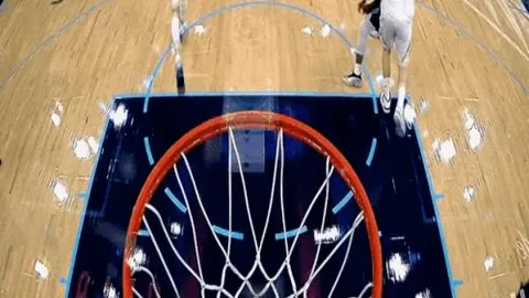 “十人埃弗顿绝杀曼联，霍尔制胜球！盖伊激情怒斥队友遭红牌驱逐”